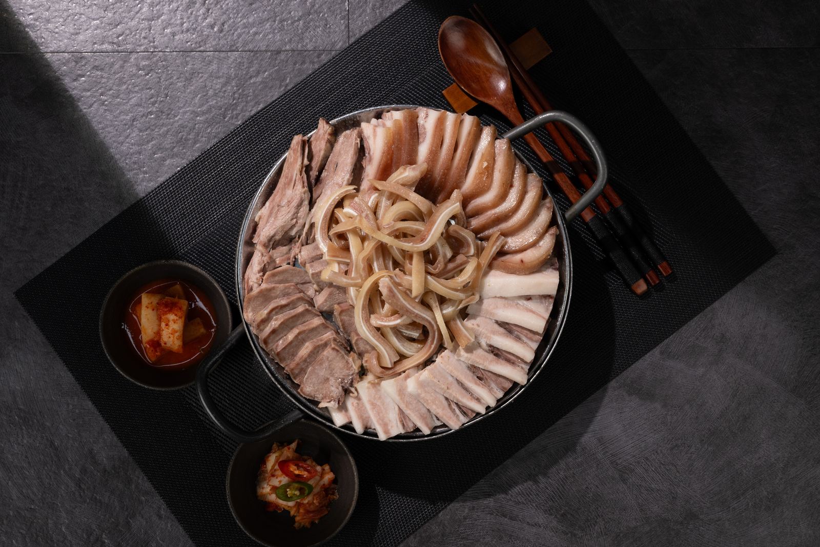 매일 다섯 차례에 나눠 삶아내는 머리 고기